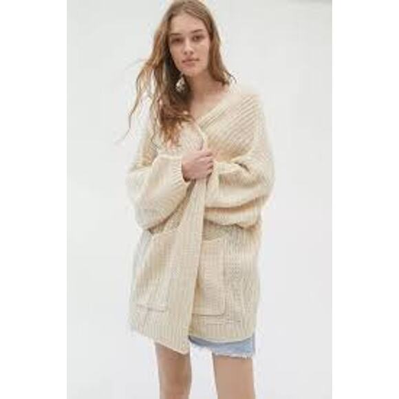 Urban Outfitters Sloan Cardigan M Beige Chunky Knit Oversized Cozy Fall Layer - Picture 1 of 4